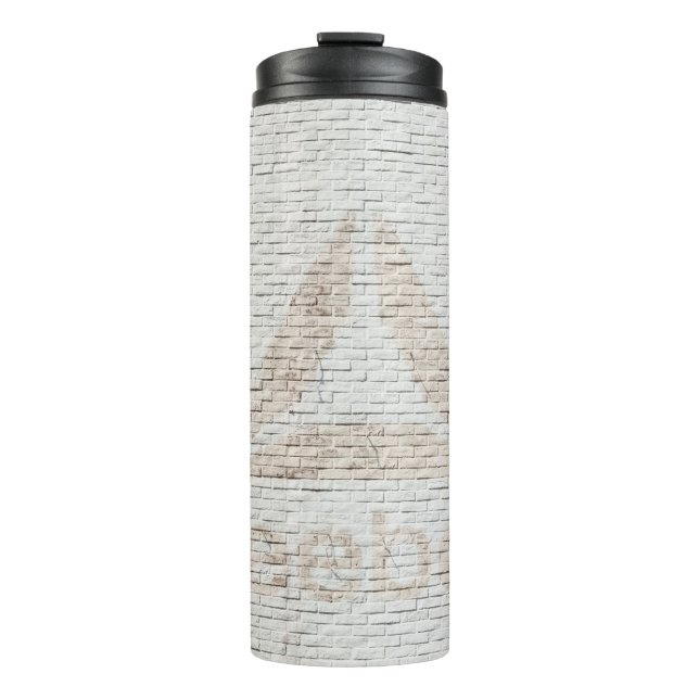 Nahes Foto des Reebok-Logos an der Wand Thermosbecher (Vorderseite)
