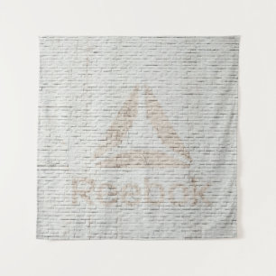 Nahes Foto des Reebok-Logos an der Wand Wandteppich