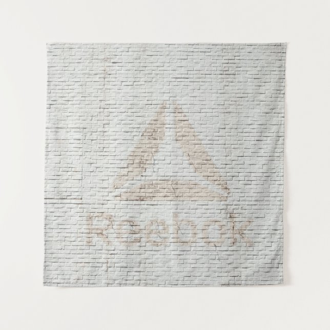 Nahes Foto des Reebok-Logos an der Wand Wandteppich (Vorderseite)