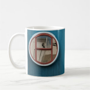 Nahes Foto mit runden grauen Glasfenstern Kaffeetasse