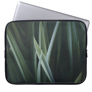 Nahes Foto von grünen linearen Blätter Laptopschutzhülle