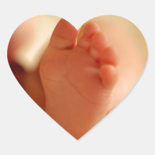 Nahes hohes Foto der Babyfüße Herz-Aufkleber
