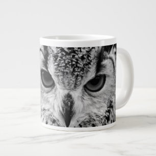 Nahes hohes Porträt der eurasischen Eagle-Eule Jumbo-Tasse