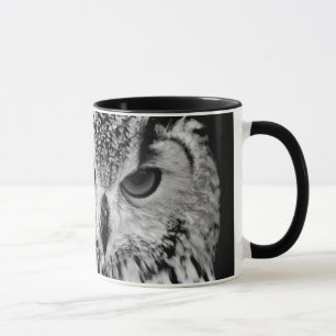 Nahes hohes Porträt der eurasischen Eagle-Eule Tasse