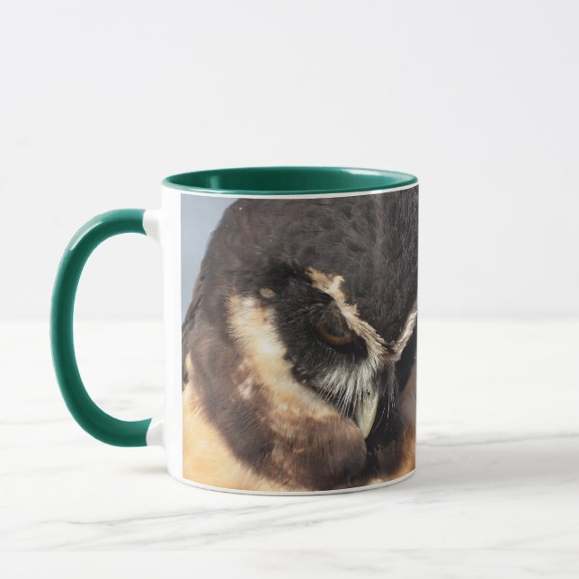 Nahes Owl, wütend nach unten schauend Tasse (Links)
