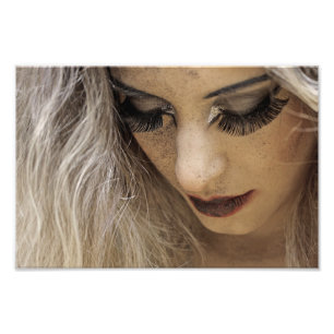 Nahes Portrait der Blonde mit dramatischen Bildern Fotodruck