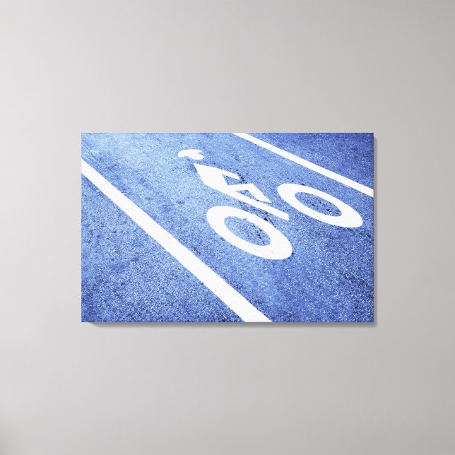 Nahes Schild auf der Straße (Vorderseite)