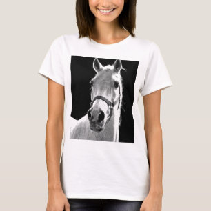 Nahes Schwarz-weißes Pferd in der Nacht T-Shirt