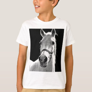 Nahes Schwarz-weißes Pferd in der Nacht T-Shirt