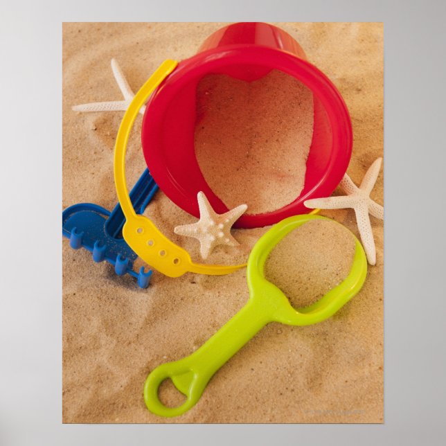Nahes Spielzeug auf Sand Poster (Vorne)