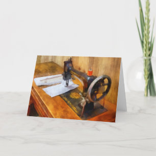 Nähmaschine mit orangefarbenem Thread Karte