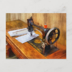 Nähmaschine mit orangem Faden Postkarte