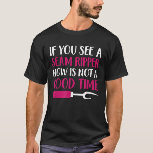 Nähmaschine, wenn ein Nahtreibender gezogen wird T-Shirt