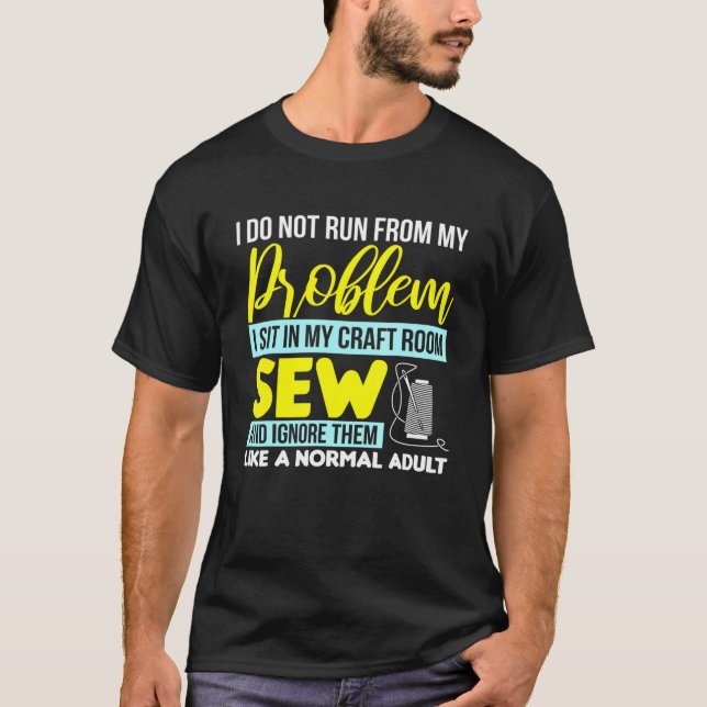 Nähsitz in meinem Handwerksraum nähen und ignorier T-Shirt (Vorderseite)