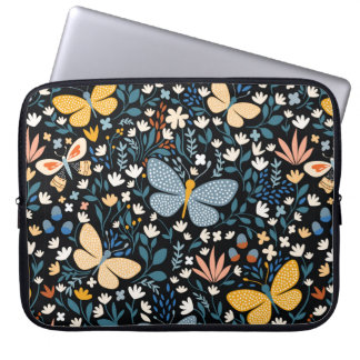 Nahtlose Blumenmuster mit Schmetterlingen, von Han Laptopschutzhülle
