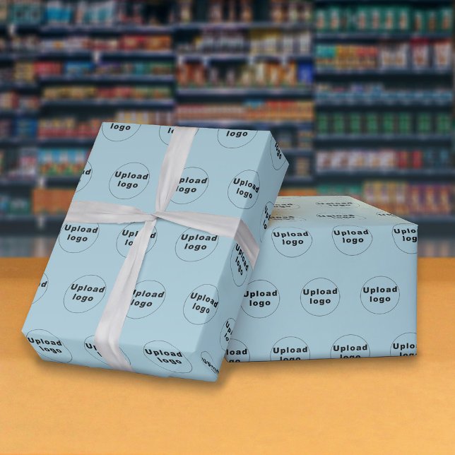 Nahtlose Firmenlogos, helles blaues Wrapper Geschenkpapier (Seamless pattern of your business logo on light blue wrapping paper.)