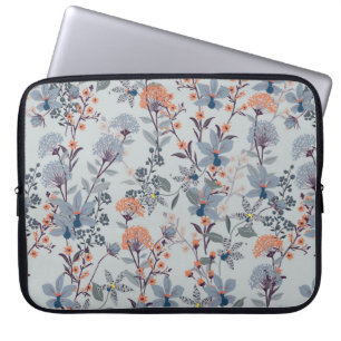Nahtlose Patternwilde Blume, Abgeschieden auf blau Laptopschutzhülle