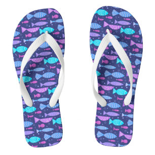 Nahtloses, flaches Muster mit Doodle-Fischen Flip Flops
