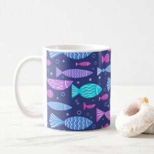 Nahtloses, flaches Muster mit Doodle-Fischen Kaffeetasse