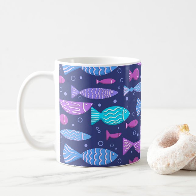 Nahtloses, flaches Muster mit Doodle-Fischen Kaffeetasse (Mit Donut)