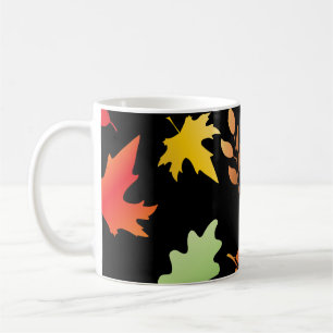 Nahtloses Muster mit herbstgefallenen Blättern und Kaffeetasse