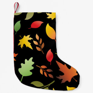 Nahtloses Muster mit herbstgefallenen Blättern und Kleiner Weihnachtsstrumpf