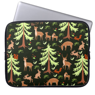 Nahtloses Muster mit Hirschen im Wald. Laptopschutzhülle
