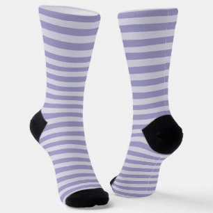 Nahtloses Muster mit lila Streifen Socken