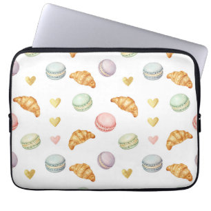 Nahtloses Muster mit Pastell-Macarons und Croissan Laptopschutzhülle