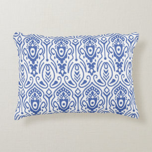 Nahtloses Muster mit Stickerei. Ikat Fabric. Eth Dekokissen