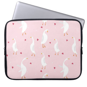 Nahtloses Muster mit süßer Ente mit Herz auf Rosa Laptopschutzhülle