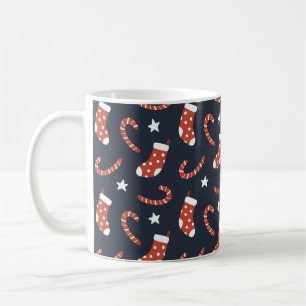 Nahtloses Muster mit Weihnachtssocken, Bonbons  Kaffeetasse
