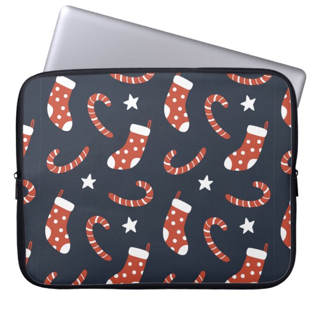 Nahtloses Muster mit Weihnachtssocken, Bonbons Laptopschutzhülle (Vorderseite)