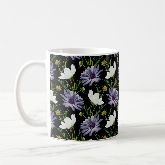 Nahtloses Muster mit weißem Kosmos und blauer Diss Kaffeetasse (Links)