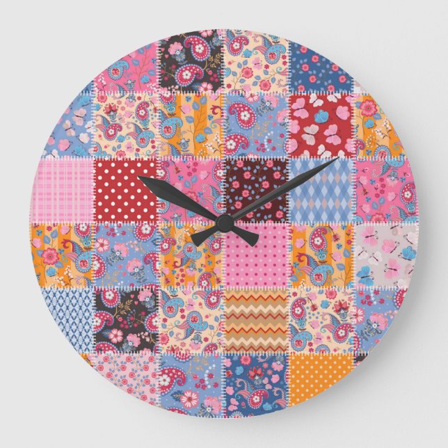 Nahtloses Patchwork, süßes Stoffmuster. Große Wanduhr (Vorderseite)