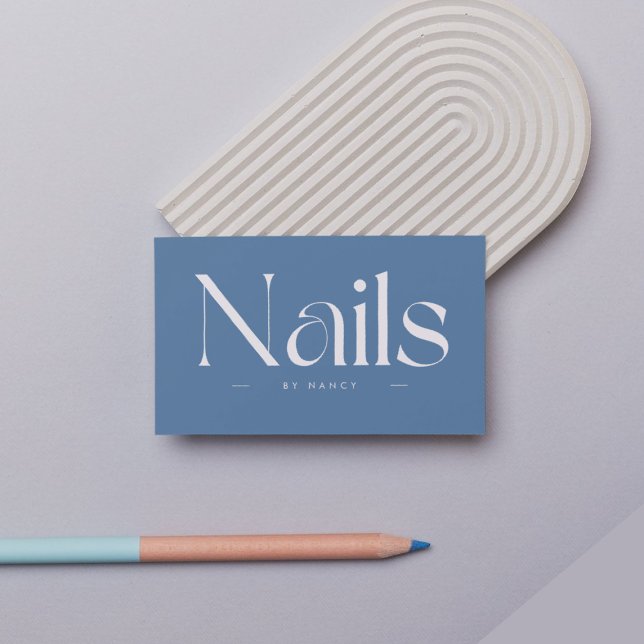 Nails Bold Typografie Dusty Blue Visitenkarte (Von Creator hochgeladen)