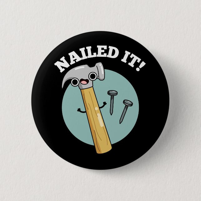 Nails It Funny Hammer Nail Pun Dark BG Button (Vorderseite)