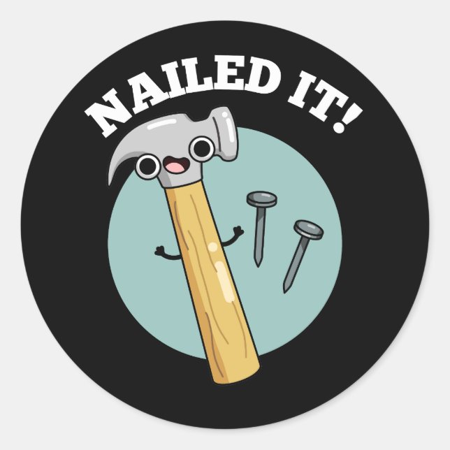 Nails It Funny Hammer Nail Pun Dark BG Runder Aufkleber (Vorderseite)