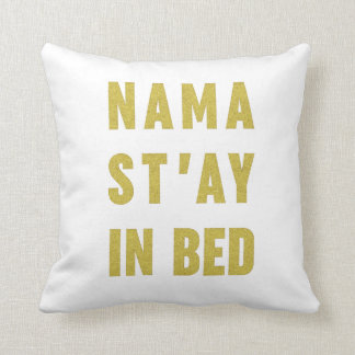 Namast'ay dans le coussin de parties scintillantes