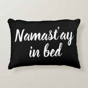 Namastay im Bett Pinsel Schrift Lettering lustig s Dekokissen