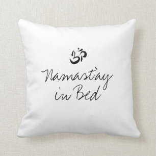 Namast'ay im lustigen Kissen des Betts