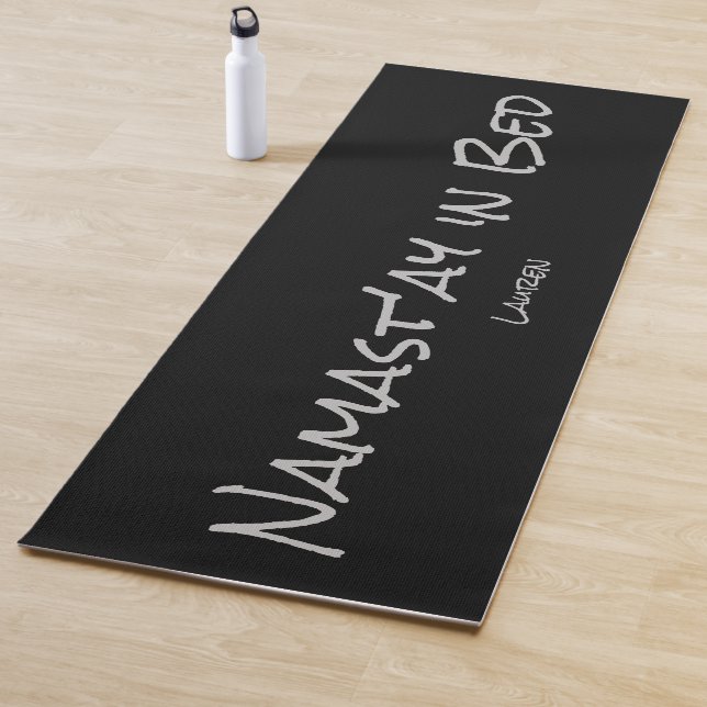 Namast'ay in Bed Black Silver Individuelle Name Yo Yogamatte (Beispiel)