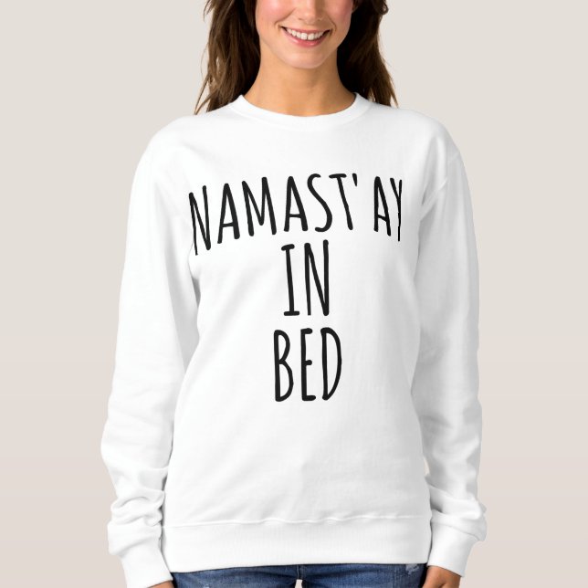 Namast'ay in Bett lustigem Crewneck Sweatshirt (Vorderseite)