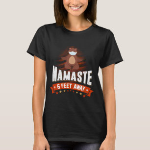 Namaste 10 Meter entfernt Bär mit Gesichtsmaske Yo T-Shirt