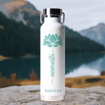 Namaste Aquamarin Lotus Blume Moderner Personalisi Trinkflasche<br><div class="desc">Namaste Aquamarin Lotus Blume Moderne Personalisierte Name Sport Fitness Yoga Stainless Steel Water Bottle bietet eine aquamarine Lotus-Blume mit dem Text "namaste" in modernen handgeschriebenen Kalligrafieschrift und personalisiert mit Ihrem Namen. Das perfekte Geschenk zum Geburtstag,  Weihnachten,  Muttertag,  Freunde,  Yogafreunde,  Fitness und Sport. Entworfen von © Evco Studio www.zazzle.com/store/evcostudio</div>