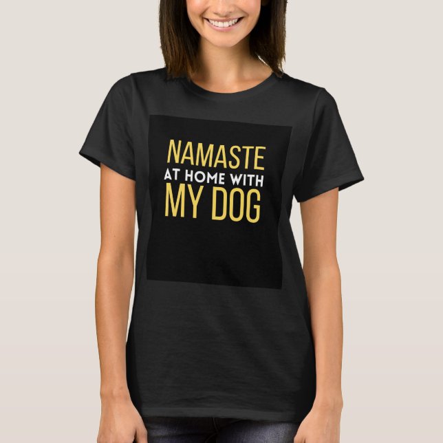 Namaste auf Zuhause mit meinem Hund T-Shirt (Vorderseite)