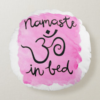Namaste dans le coussin de lit