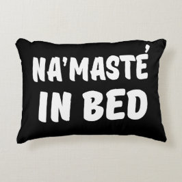 Namaste im Bett lustig Zierkissen