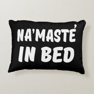 Namaste im Bett lustig Zierkissen