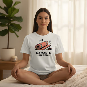 Namaste im Bett – Lustiges Yoga & Chill Design T-Shirt